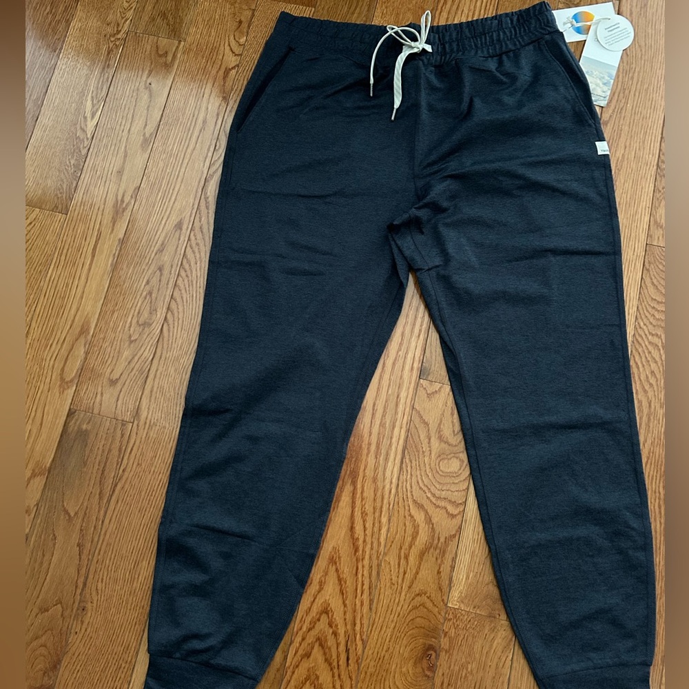 Vuori women’s performance jogger NWT